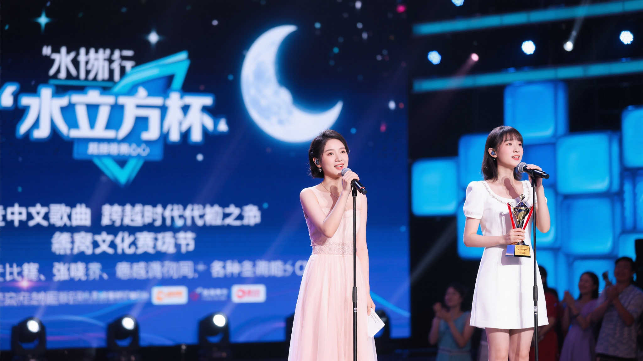 母都会将他